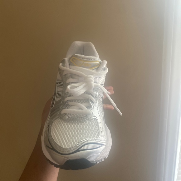 ASICS - Picture 2 of 4